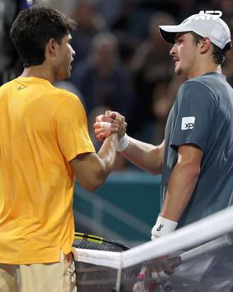 Carlos Alcaraz venceu João Fonseca no Miami Open e elogiou o brasileiro.