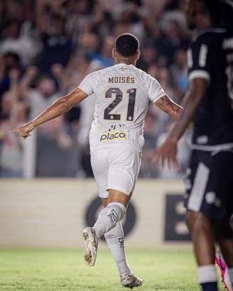 Moisés marca pelo Santos 
