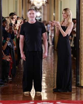 Oskar Metsavaht e Carol Trentini no desfile Osklen no Rio Fahion Week 