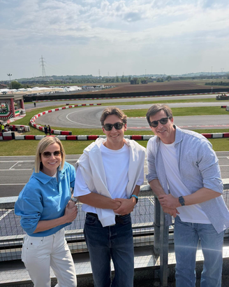 George Russell ao lado de Susie e Toto Wolff