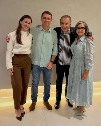 Flávio Bolsonaro, Silas Malafaia e as respectivas esposa
