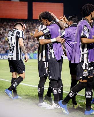 Neymar e Robinho se abraçaram depois do gol