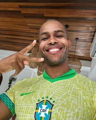 Ator de 'Eu, a Patroa e as Crianças' vira meme após comprar roupa no Brasil