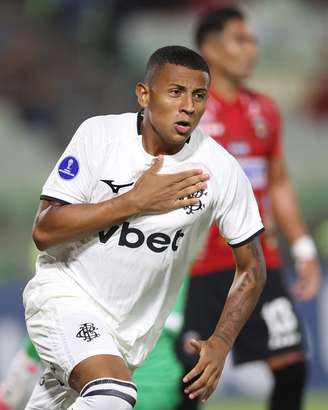 Kauan Toledo comemorando a virada do Botafogo 