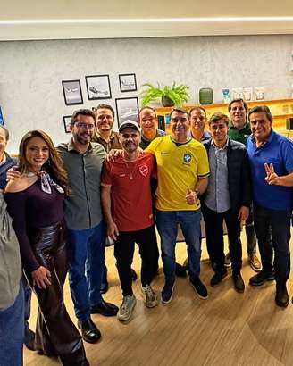 Cleitinho (de camisa vermelha) e o senador Flávio Bolsonaro durante reunião em Patos de Minas
