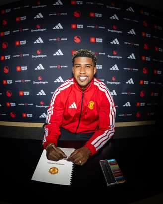 O brasileiro Andrey Santos foi anunciado como reforço do Manchester United.
