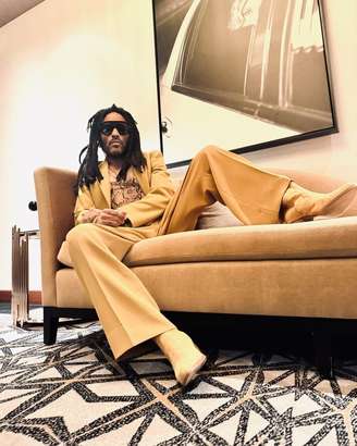 Lenny Kravitz revela motivo para treinar de jeans e calça de couro