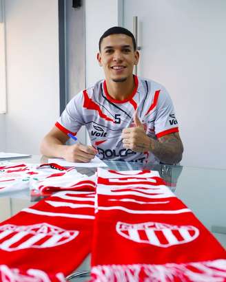Naves foi anunciado pelo Necaxa, do México.