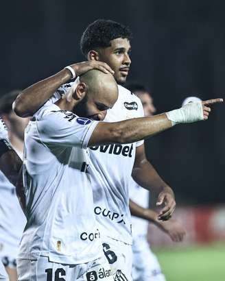 Thaciano celebra gol marcado na vitória do Santos sobre o UCV, pela Sul-Americana.