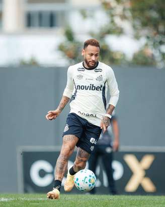Neymar treinou normalmente nesta quinta-feira no CT Rei Pelé, em Santos.