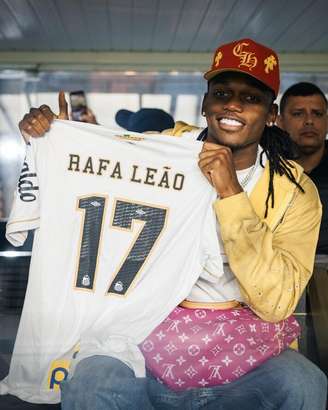 Rafael Leão ganhou camisa do Santos em visita à Vila Belmiro.