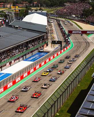 Largada de carros em etapa da WEC em Ímola, Itália - 