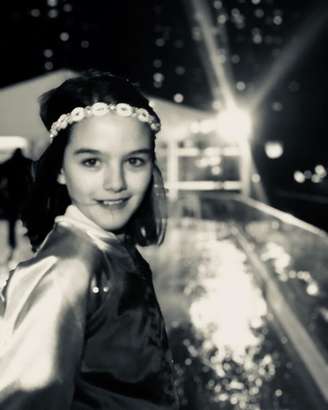 Suri Noelle é filha da atriz Katie Holmes e do ator Tom Cruise