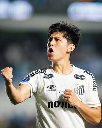 Miguelito comemora gol do Santos contra o UCV.