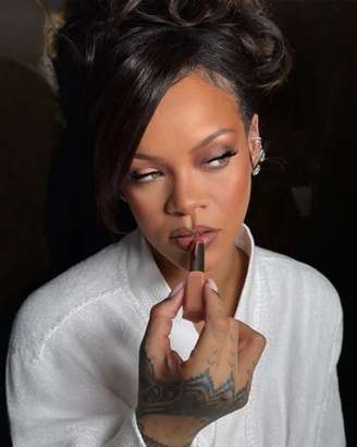 Rihanna é uma das celebridades que não dispensam o uso do batom e, por isso, investe em diferentes versões do item em sua marca de maquiagem, a Fenty Beauty