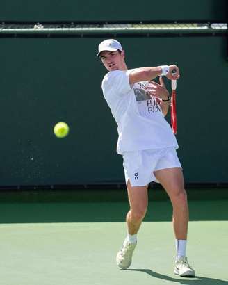 João Fonseca em treinamento antes do início do Masters 1000 de Indian Wells