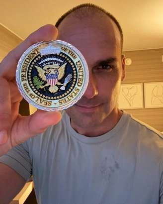 Postagem de Eduardo Bolsonaro em seu Facebook: "Não estava agenda", "a foto é IA"... Jovem, aprenda: a cada gol, o grito dos que desejam seu fracasso. Apenas siga adiante. O melhor ainda está por vir!