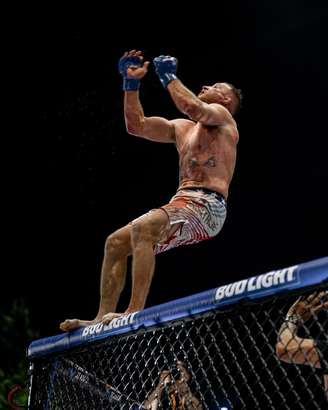 Justin Gaethje comemora vitória sobre Ilia Topuria 