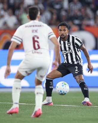 Vitinho pelo Botafogo. 