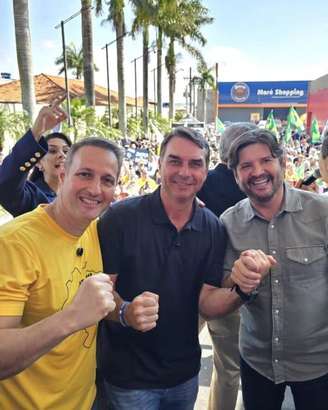 André do Prado ao lado de Flávio Bolsonaro e Guilherme Derrite, em Itapetininga (SP)