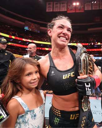 Mackenzie Dern comemora com a filha vitória no UFC 330 