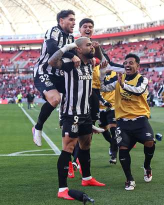 Gabriel Barbosa celebrando gol do Santos contra o Internacional 