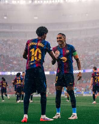 Raphinha e Yamal comemorando um gol do Barcelona 