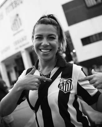 Santos anuncia morte de simbólica torcedora aos 39 anos após luta contra o câncer de colo de útero.