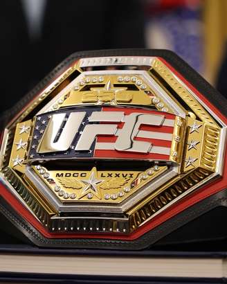 Cinturão entregue no UFC Casa Branca 