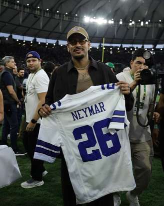 Neymar assiste ao jogo da NFL no Maracanã e ganha camisa personalizada do Dallas Cowboys.