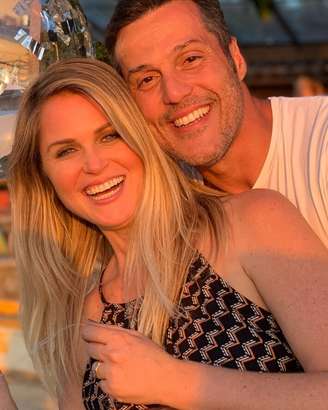 Susana Werner e Júlio César retornaram ao Brasil para estar perto da mãe do ex-jogador de futebol