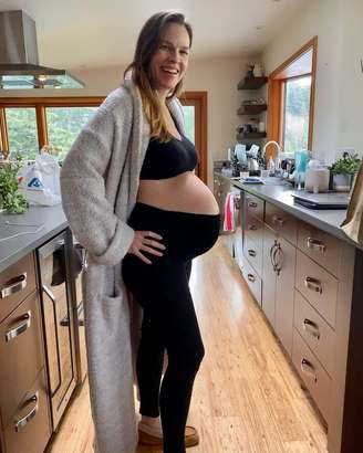 Hilary Swank anunciou a terceira gravidez aos 52 anos em uma publicação nas redes sociais