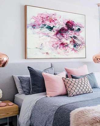 1. Delicada decoração para quarto com quadro decorativo sobre a cabeceira – Foto: Pinterest