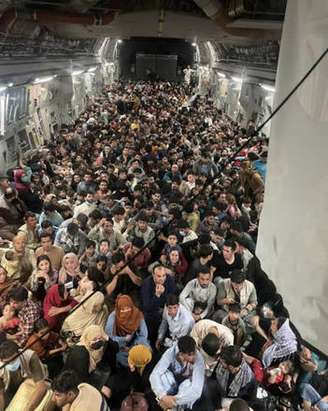 Interior de avião militar dos EUA após evacuação de Cabul