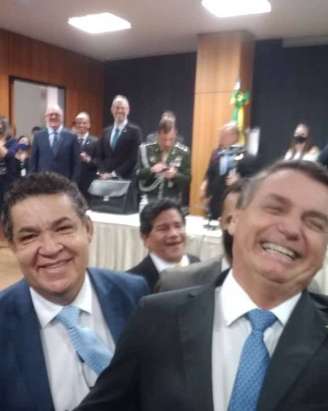 Bolsonaro, à direita, ao lado do pastor Arilton Moura. Em segundo plano, o pastor Gilmar Santos. No plano de fundo, o ministro Milton Ribeiro, da Educação. 