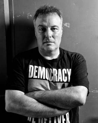 Jello Biafra, ex-vocalista da banda Dead Kennedys, sofre AVC e é internado.
