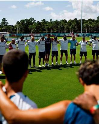 Jogadores de Portugal reunidos no centro do gramado –