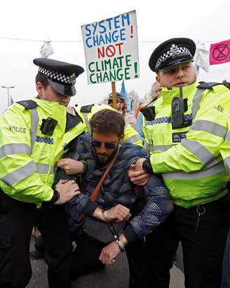 Policiais prendem manifestantes que bloquearam vias de Londres
16/04/2019
REUTERS/Peter Nicholls