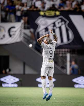 Gabgiol fez três gols na goleada do Santos sobre Velo Clube.