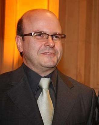 O maestro Roberto Tibiriçá em foto de novembro de 2022, na entrega do XIII Prêmio Carlos Gomes de Ópera e Música Erudita, na Casa São Paulo; ele morreu em 3 de outubro de 2026.