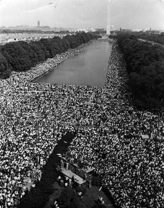Visão panorâmica das 200 mil pessoas reunidas no Lincoln Memorial, em Washington DC, em 28 de agosto de 1963, para o histórico discurso de Martin Luther Ling