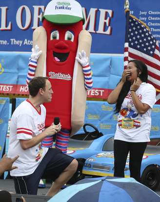 <p>Joey Chestnut pede a namorada em casamento minutos antes do início da competição da qual foi o vencedor</p>