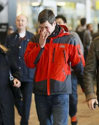<p>Familiar de passageiro do voo da Germanwings que caiu no sul da França chega ao aeroporto El Prat, em Barcelona</p>