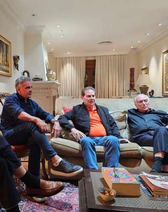 Encontro entre Paulinho da Força, Aécio Neves e Michel Temer teve participação virtual de Hugo Motta