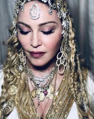 Madonna usou o colar com referências religiosas para compor um visual com muitos acessórios e outras joias