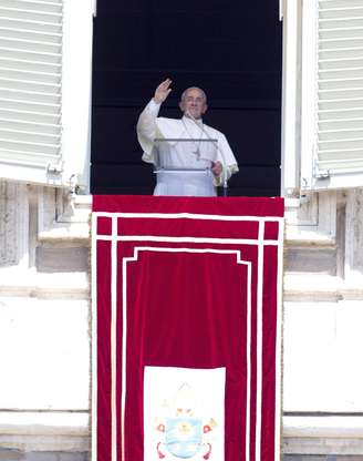 Papa acena para fieis durante a reza do Ângelus