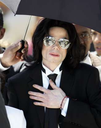 Michael Jackson deixa o tribunal do condado de Santa Bárbara após ser considerado inocente em todas as dez acusações de abuso sexual infantil em Santa Maria, Califórnia, nesta foto de arquivo de 13 de junho de 2005.  REUTERS/Gene Blevins