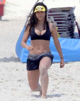 Anitta pegou pesado no treino com seu personal na praia da Barra da Tijuca nesta sexta-feira (30)