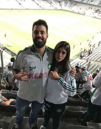 Gabriela Anelli ao lado do irmão Felipe nas arquibancadas do Allianz Parque.