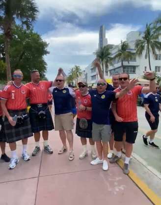Escoceses usam as camisas 1 e 2 de sua seleção durante desfile em Miami Beach